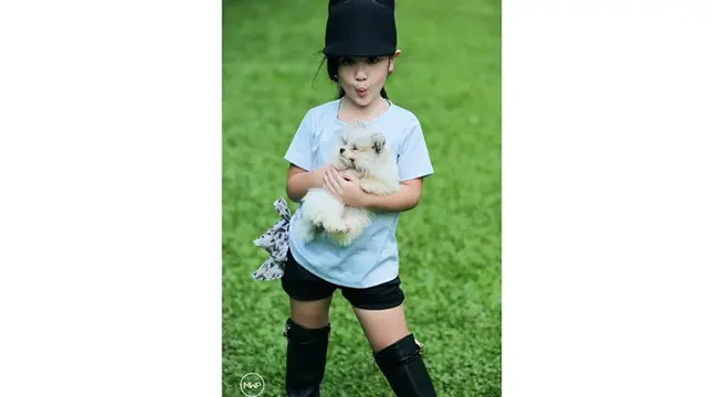 6 Gaya Fashion Mikhayla Zalindra, Anak Sulung Nia Ramadhani yang Modis Banget