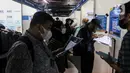 Sejumlah pencari kerja mencari informasi pekerjaan pada acara "Jakarta Job Fair" di Pasaraya Blok M, Jakarta, Kamis (28/7/2022). Dinas Tenaga Kerja, Transmigrasi, dan Energi Provinsi DKI Jakarta menggelar pameran bursa kerja tersebut di lima wilayah kota administrasi Jakarta mulai 27 Juli hingga 11 Agustus 2022 mendatang. (Liputan6.com/Johan Tallo)