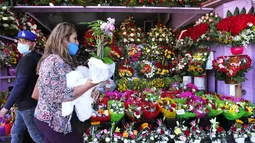 Bunga dipajang untuk dijual di distrik bunga jelang Hari Valentine di tengah pandemi COVID-19 di Los Angeles, California (12/2/2021).  Jumlah kematian akibat virus corona di AS lebih dari 450.000.  (Mario Tama/Getty Images/AFP)