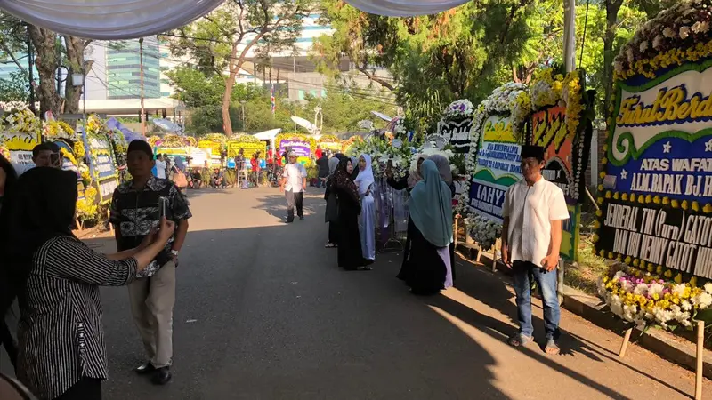 Warga yang menunggu giliran untuk masuk ke rumah duka juga memanfaatkan waktu untuk berselfie