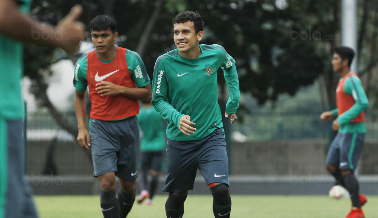 Penyerang Timnas Indonesia, Egy Maulana Vikri, saat sesi latihan di Lapangan ABC, Senayan, Kamis (18/1/2018). Tampil memukau bersama Timnas Indonesia U-19, Egy berpeluang perkuat Timnas di Asian Games 2018. (Bola.com/M Iqbal Ichsan)