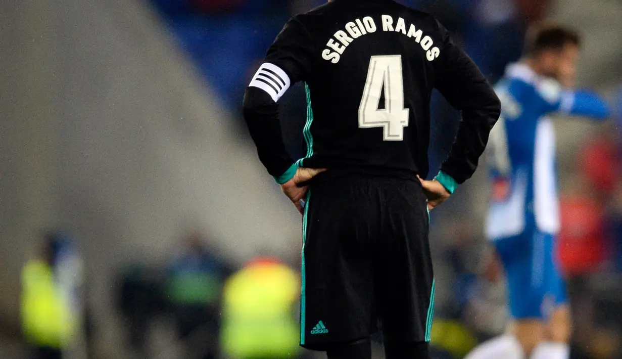 Bek Real Madrid, Sergio Ramos bereaksi setelah pemain Espanyol mencetak gol pada pertandingan pekan ke-26 La Liga, di Stadion RCDE, Barcelona, Selasa (27/2). Real Madrid harus menyerah dari Espanyol dengan skor akhir 0-1. (Josep LAGO / AFP)