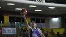 Pemain Satria Muda, Avan Saputra, berusaha mencetak poin saat menghadapi NSH Jakarta pada laga semi final IBL 2019 di GMSB Kuningan, Jakarta, Jumat(8/3). (Bola.com/Yoppy Renato)