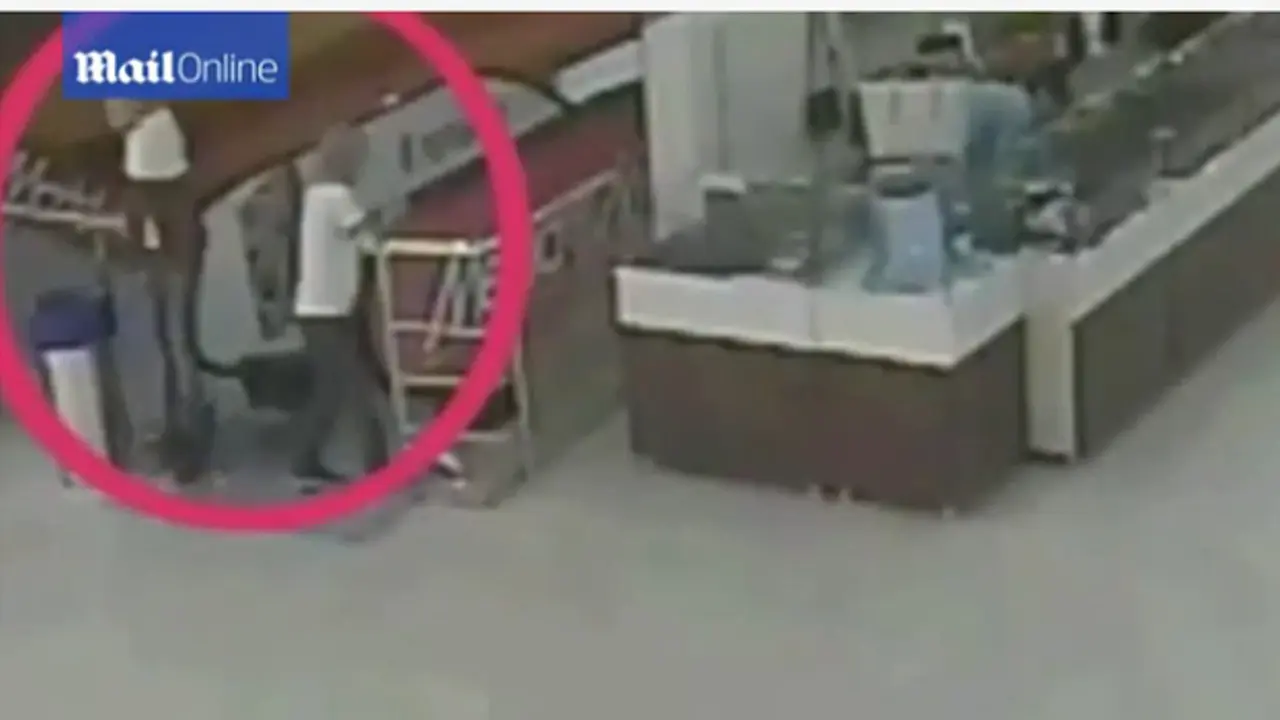 Rekaman Menegangkan Anak Jatuh dari Eskalator Setinggi 6 Meter