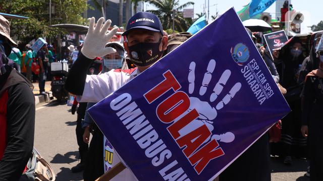 Ribuan Buruh Geruduk Gedung DPR Tolak Omnibus Law