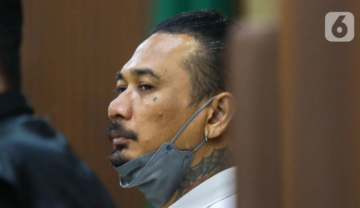 Terdakwa I Gede Ari Astina atau Jerinx SID menjalani sidang lanjutan kasus pengancaman pada Adam Deni di PN Jakarta Pusat, Jakarta, Senin (14/2/2022). Jerinx berjanji akan menjadi pribadi yang lebih baik setelah kasus dugaan pengancaman terhadap Adam Deni selesai. (Liputan6.com/Herman Zakharia)