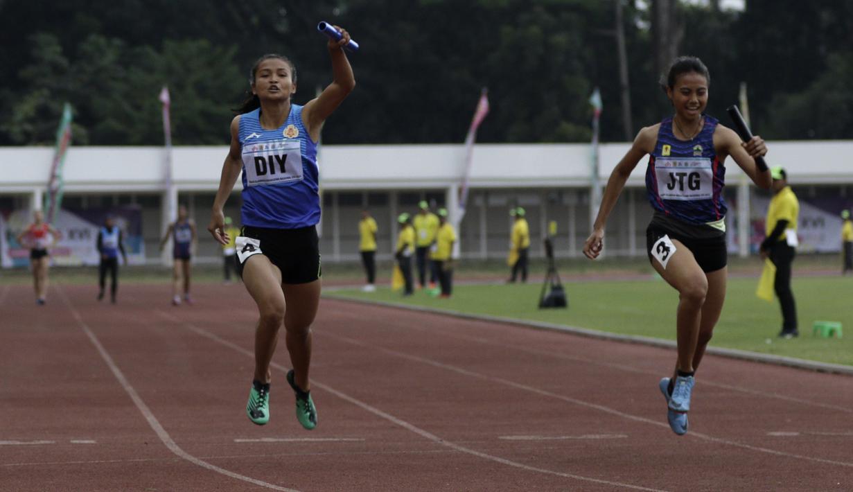 Pelari putri Jawa Tengah dan Yogyakarta memacu kecepatan saat mengikuti lari 4x100 meter estafet pada Kejuaraan Pomnas XVI 2019 di Stadion Madya, Senayan, Jakarta, Rabu (25/9). Tim putri Jakarta berhasil meraih emas. (Bola.com/Yoppy Renato)
