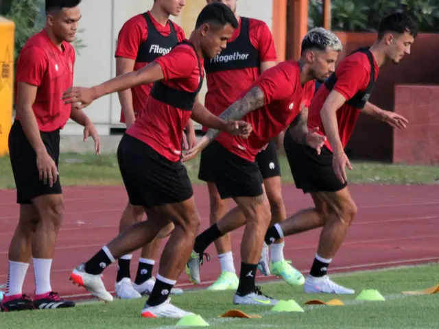 <p>Sejumlah pemain Timnas Indonesia melakukan latihan menjelang laga FIFA Matchday melawan Palestina di Lapangan Thor, Surabaya, Rabu (7/6/2023) sore WIB. Sebanyak tujuh pemain tambahan meliputi Edo Febriansyah, Marc Klok, Ricky Kambuaya, Rachmat Irianto, Marselino Ferdinan, Ernando Ari, dan Stefano Lilipaly yang ikut bergabung pada latihan hari kedua ini. (Bola.com/Wahyu Pratama)</p>