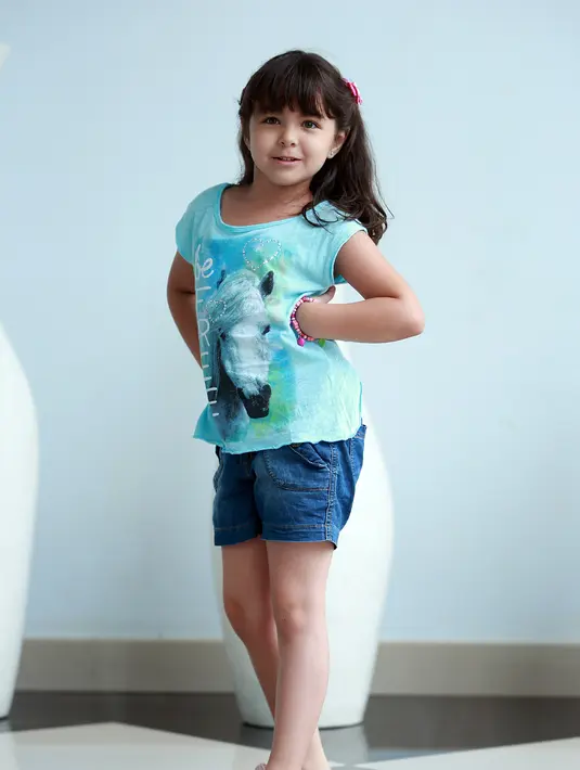 Meski diharuskan berakting jahat kepada Elif, seperti mendorong sampai jatuh, Velove sudah bisa membedakan jika hal tersebut merupakan tindakan yang salah. Bahkan Velove dan Nicole justru sangat dekat. (Deki Prayoga/Bintang.com)