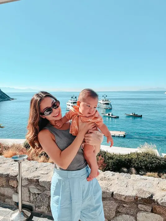 Potret lainnya masih sambil menggendong baby Izz, Nikita tetap menawan dengan outfit sederhana. Ia tampak mengenakan sleeveless top dan high waisted pants. @nikitawillyofficial94.