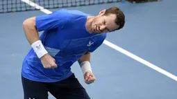 Reaksi petenis Inggris Andy Murray setelah mengalahkan Nikoloz Basilashvili dari Georgia dalam pertandingan babak pertama kejuaraan tenis Australia Open di Melbourne, pada 18 Januari 2022. (AP Photo/Andy Brownbill)