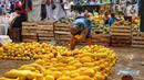 Semangka, pepaya, pisang kepok, melon, hingga bengkuang menjadi beberape jelnis buah yang banyak dicari pembeli. (Liputan6.com/Angga Yuniar)