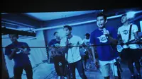 Sembilan pemain Arema jadi bintang video klip band lokal Malang, Tani Maju. (Bola.com/Iwan Setiawan)