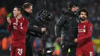 Pelatih Liverpool, Jurgen Klopp, merayakan kemenangan bersama Mohamed Salah usai mengalahkan Napoli pada laga Liga Champions di Stadion Anfield, Liverpool, Selasa (11/12). Liverpool menang 1-0 atas Napoli. (AFP/Paul Ellis)
