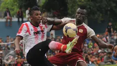 Pemain Asing Persija, Patrick Da Silva (kiri) berebut bola dengan pemain Barito Putera pada laga uji coba di Stadion Bea Cukai, Jakarta, Selasa (5/4/2016). Patrick Da Silva berhasil mencetak satu gol untuk Persija. (Liputan6.com/Helmi Fithriansyah)
