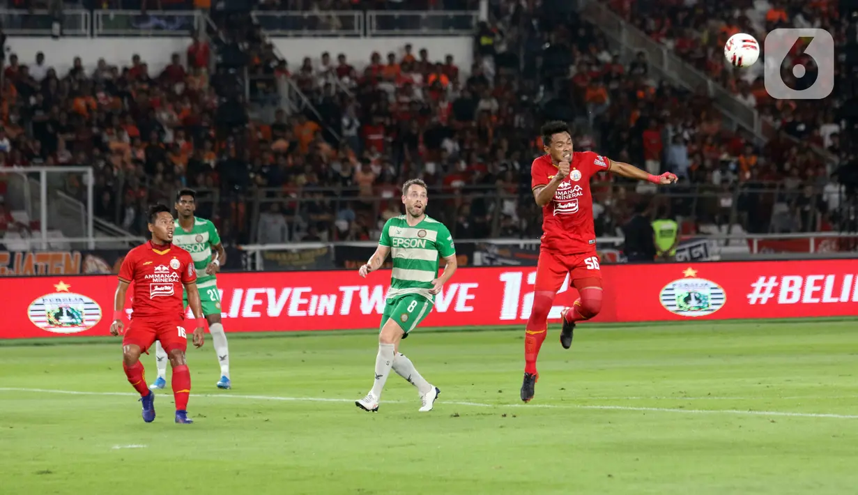 Pemain Persija Maman Abdurrahman (kanan) mencoba menyundul bola saat melawan Geylang International FC pada pertandingan persahabatan di SUGBK, Jakarta, Minggu (23/2/2020). Persija membungkam Geylang 3-1. (Liputan6.com/Angga Yuniar)