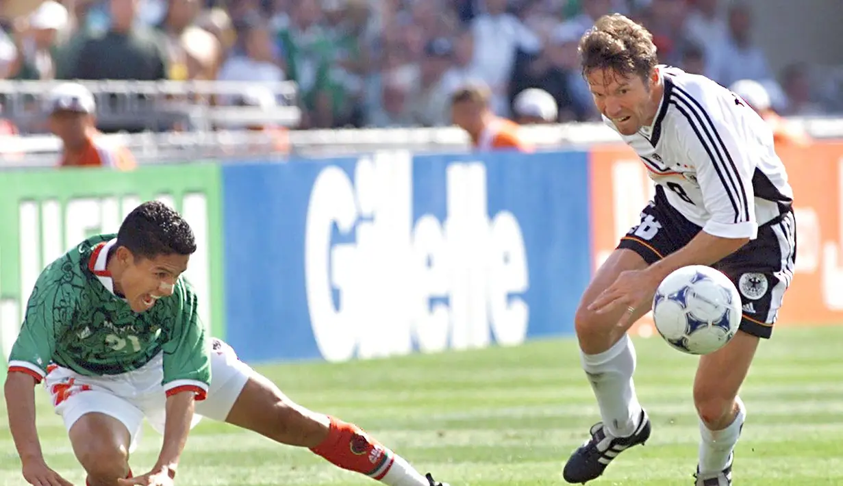 Lothar Matthaus. Eks gelandang bertahan Jerman berusia 61 tahun ini hingga kini tercatat sebagai pemain dengan penampilan terbanyak di putaran final Piala Dunia sepanjang sejarah. Ia total tampil dalam 25 laga bersama Timnas Jerman pada 5 edisi Piala Dunia, mulai 1982 hingga 1998 dengan torehan 6 gol dan 1 assist. Dari 3 kali mencapai final, 1982, 1986 dan 1990 ia mampu meraih gelar juara pada edisi 1990 saat Jerman menang 1-0 atas Argentina. (AFP/Omar Torres)