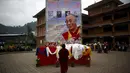 Seorang biksu Tibet berdoa di depan potret Dalai Lama saat perayaan ulang tahun ke-80 di Kathmandu, Nepal (6/7/2015). Dalai lama merupakan nama gelar dari agama Budha, gelar  ini diturunkan secara turun temurun. (REUTERS/Navesh Chitrakar)