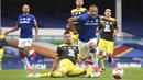 Penyerang Everton, Richarlison, berebut bola dengan pemain Southampton pada laga lanjutan Premier League pekan ke-34 di Goodison Park, Jumat (10/7/2020) dini hari WIB. Everton bermain imbang 1-1 atas Southampton. (Michael Regan/Pool via AP)