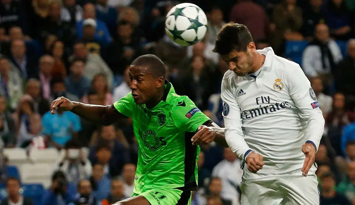 Penyerang Real Madrid, Alvaro Morata berusaha menyundul bola dari kawalan bek Sporting Lisbon dalam laga Liga Champions grup F di Stadion Santiago Bernabeu, Madrid, Spanyol (15/9). Madrid menang atas Sporting dengan skor 2-1. (REUTERS/Juan Medina)