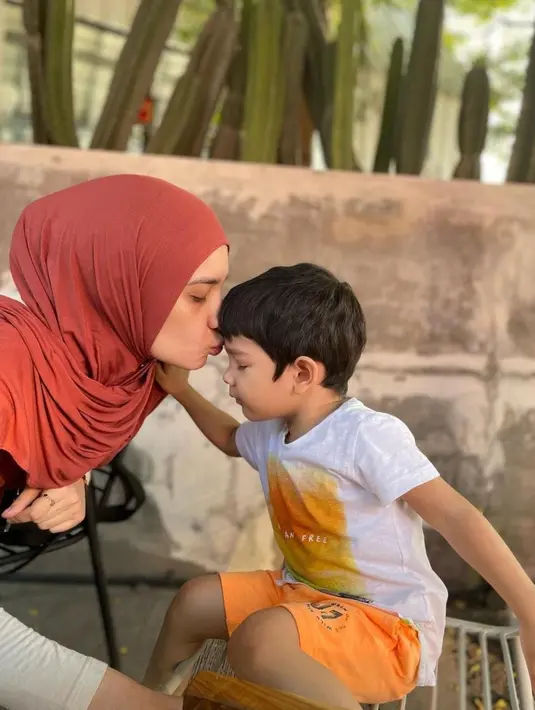 Selain itu, Putri Anne juga masih menyimpan momen saat dirinya mengasuh anak semata wayang, Ibrahim Jalal Ad Din Rumi. [instagram/anneofficial1990]