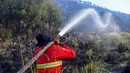 Petugas pemadam kebakaran memadamkan api di Taman Nasional Bromo Tengger Semeru di Desa Ngadas, Malang, Jawa Timur, 5 Agustus 2026. (AFP/ Muhammad Firman)