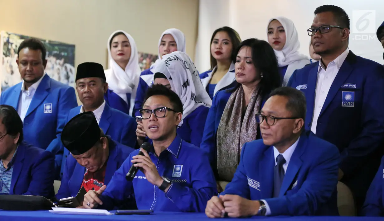 Ketua DPW PAN DKI Jakarta Eko Hendro Purnomo didampingi Ketua Umum PAN, Zulkifli Hasan saat jumpa pers di Rumah PAN di kawasan Senopati, Jakarta, Kamis (12/4). Ketua PAN menegaskan masih tetap berada dalam koalisi pemerintah. (Liputan6.com)