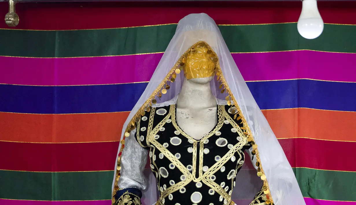 Kepala manekin harus dibungkus dengan karung kain atau dibungkus dengan kantong plastik hitam. (Wakil KOHSAR / AFP)