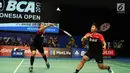 Ganda Putri Indonesia, Greysia Polii/Apriyani Rahayu mengembalikan kok ke arah Chae Yoo Jung/Kim So Yeong (Korsel) di Babak 32 Besar Indonesia Open 2017, Jakarta, Rabu (14/6). Greysia/Rahayu unggul 15-21. 21-23, 21-14. (Liputan6.com/Helmi Fithriansyah)