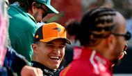 Pembalap Spanyol dari Aston Martin, Fernando Alonso (atas), pembalap Inggris dari McLaren, Lando Norris (tengah), dan pembalap Inggris dari Ferrari, Lewis Hamilton (kanan), berbincang-bincang menjelang Grand Prix Formula Satu Abu Dhabi di Sirkuit Yas Marina di Abu Dhabi pada 7 Desember 2025.
(Andrej ISAKOVIC/AFP)