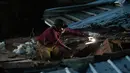 Terry Paramore memeriksa atap rumahnya yang rusak tertimpa pohon akibat badai yang menghantam Negara Bagian Georgia, Amerika Serikat, Minggu (22/1). Setidaknya 18 orang dilaporkan tewas akibat cuaca buruk yang memicu badai tornado. (AP Photo/Branden Camp)