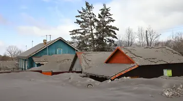 Abu vulkanik menutupi tanah dan rumah-rumah setelah gunung berapi Shiveluch meletus di desa Klyuchi di Semenanjung Kamchatka di Rusia, Rabu (12/4/2023). (AP Photo/Yury Demyanchuk)