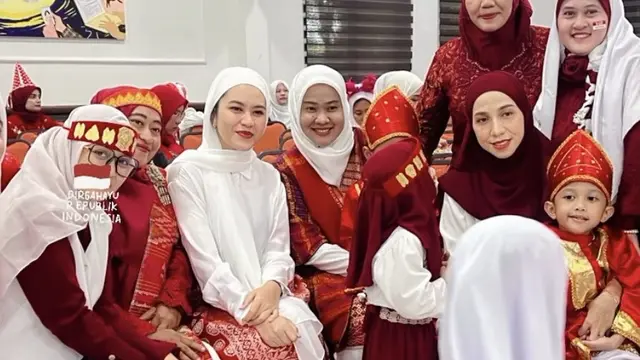 Tampilan Kahiyang Ayu saat Perayaan 17 Agustusan di Sekolah Anaknya.