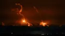 Gambar yang diambil dari posisi dekat Sderot di sepanjang perbatasan Israel dengan Jalur Gaza pada 4 November 2023 ini menunjukkan suar yang dijatuhkan pasukan Israel di atas daerah kantong Palestina di tengah pertempuran yang sedang berlangsung antara Israel dan Hamas. (YURI CORTEZ / AFP)