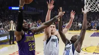 Aksi LeBron James saat Lakers kalahkan Maverics di lanjutan NBA (AP)