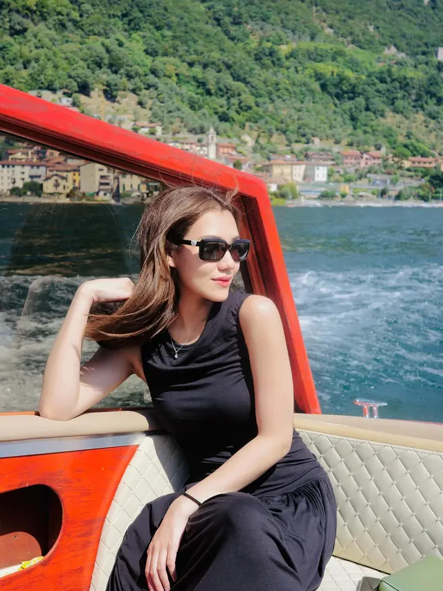 7 Potret Aaliyah Massaid dan Thoriq Halilintar Naik Speed Boat Mewah di Danau Como
