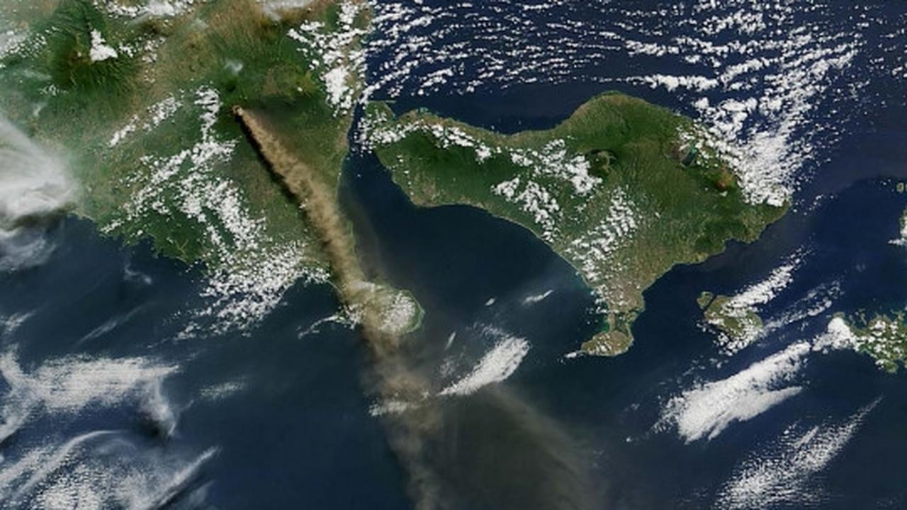 Penampakan aktivitas erupsi Gunung Raung dari satelit NASA