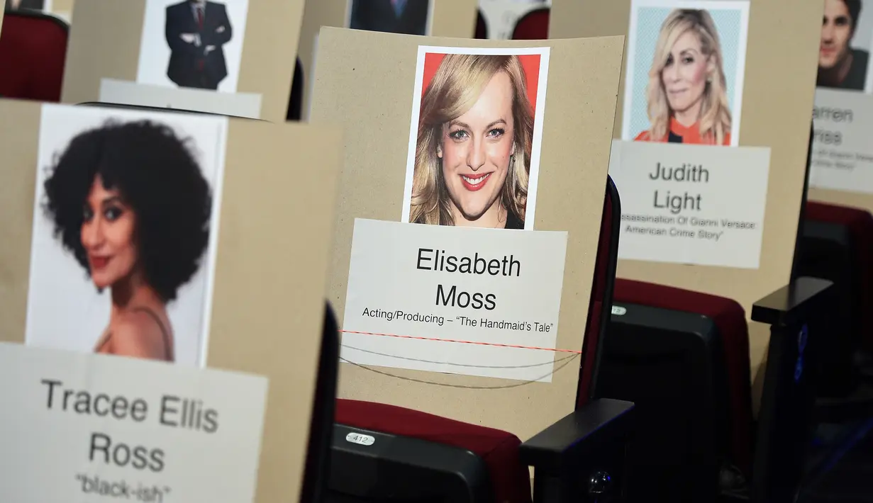 Deretan tempat duduk disertai foto para selebriti dan tamu berjejer rapi jelang perhelatan akbar Emmy Awards 2018 di Teater Microsoft, Los Angeles, Kamis (13/9). Emmy Awards ke-70 akan digelar 17 September mendatang. (KEVORK DJANSEZIAN/GETTY IMAGES/AFP)