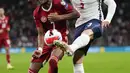 Bek Inggris Luke Shaw berebut bola dengan bek Hongaria Loic Nego pada lanjutan Kualifikasi Piala Dunia 2022 Zona Eropa Grup I di Stadion Wembley, London, Rabu (13/10/2021) dini hari WIB. Inggris harus puas bermain imbang 1-1 saat menjamu Hongaria. (AP Photo/Kirsty Wigglesworth)
