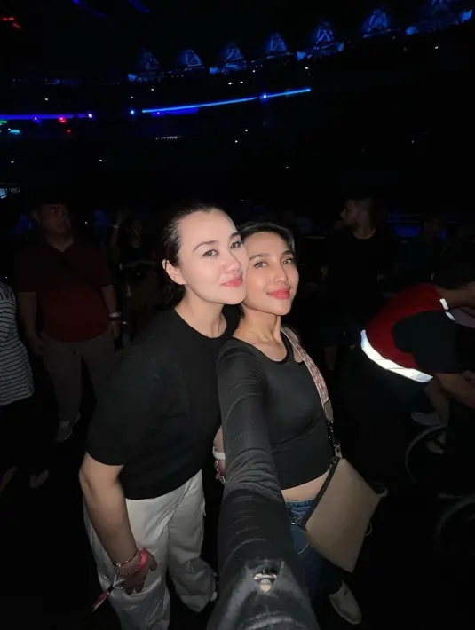 Aaliyah Massaid juga terlihat menonton konser Coldplay Jakarta bersama beberapa teman dan Thariq Halilintar. Aaliyah juga tampil kasual dengan atasan lengan pendek berwarna hitam dan cargo pants putih. Penampilannya semakin sempurna dengan makeup natural yang menunjukkan kulitnya yang glowing. [Foto: Instagram/natasyaapriyanka]