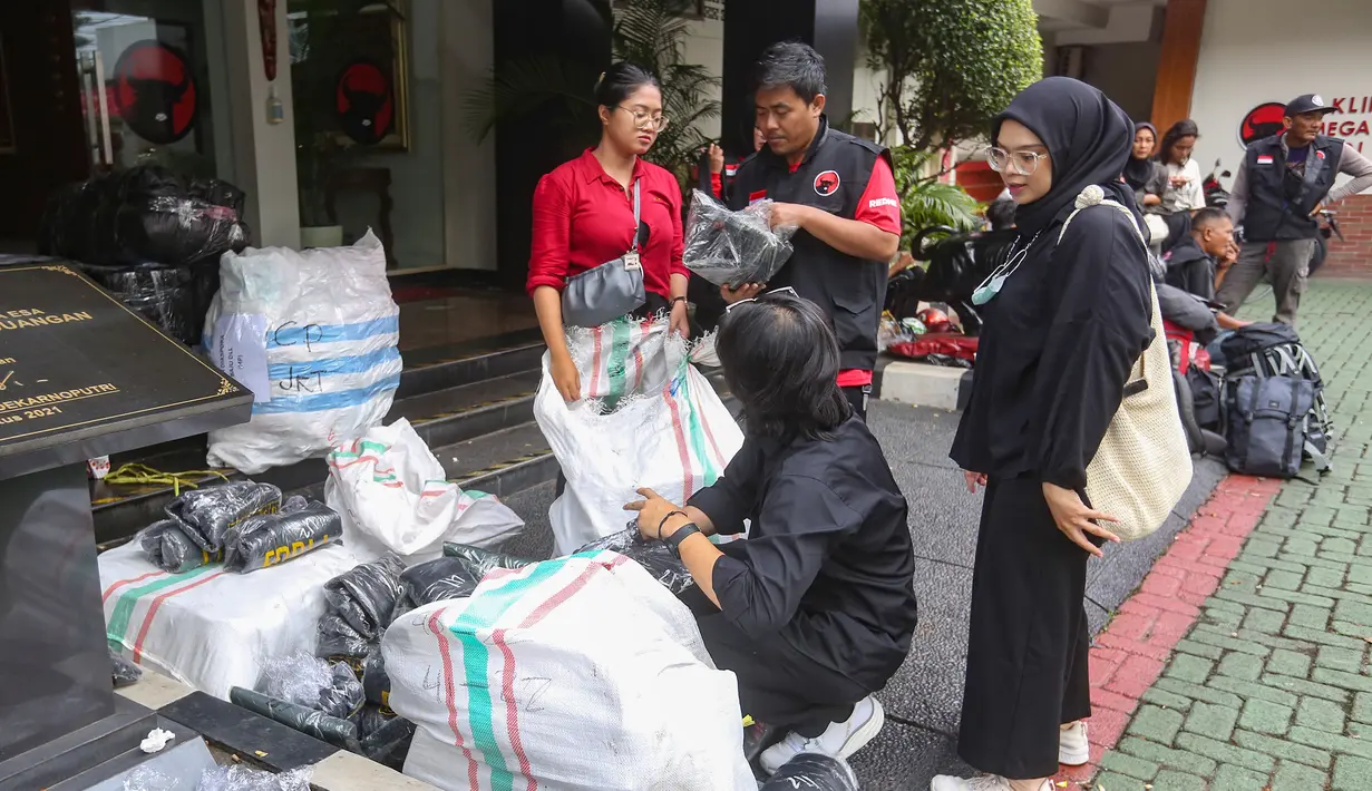 Tim ini juga akan bertugas selama satu bulan atau hingga situasi kondusif. Tampak dalam foto, relawan Partai Demokrasi Indonesia Perjuangan (PDIP) bersiap mengangkut bantuan untuk korban terdampak bencana Sumatera di halaman Sekolah Partai PDIP, Lenteng Agung, Jakarta Selatan, Senin (29/12/2025). (merdeka.com/Arie Basuki)