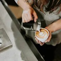 Maggie Slepian adalah seorang barista di sebuah kedai kopi di daerah dengan banyak masyarakatnya adalah anti masker. Simak di sini bagaimana perjuangan Maggie untuk bekerja setiap hari. Ilustrasi/unsplash.com/Brooke Cagle.