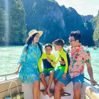 Keluarga Titi Kamal dan Christian Sugiono tengah liburan bersama di Thailand. [Instagram.com/titi_kamall]