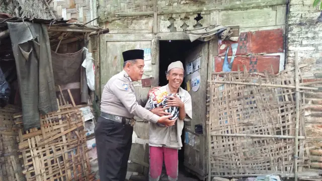 Aiptu Parsono, memberikan sedekah kepada Pak Bera (60) warga tunanetra yang hidup sebatang kara. (Foto: Liputan6.com/Polres Kebumen/Muhamad Ridlo)