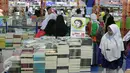 Sejumlah orang memadati pameran Islamic Book Fair 2016 di Jakarta, Selasa (1/3). Ratusan penerbit meramaikan pameran buku keislaman terbesar di Indonesia itu dengan penawaran diskon mulai dari 20%-80%. (Liputan6.com/Angga Yuniar)