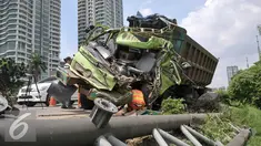 Petugas Jasa Marga mengevakuasi truk ringsek yang menabrak tiang rambu petunjuk arah di Jalan Tol Jakarta-Tangerang, Jakarta, Senin (5/9). Truk bernomor polisi B 935 IC menabrak tiang rambu lalu lintas di kilometer 6,5. (Liputan6.com/Yoppy Renato)