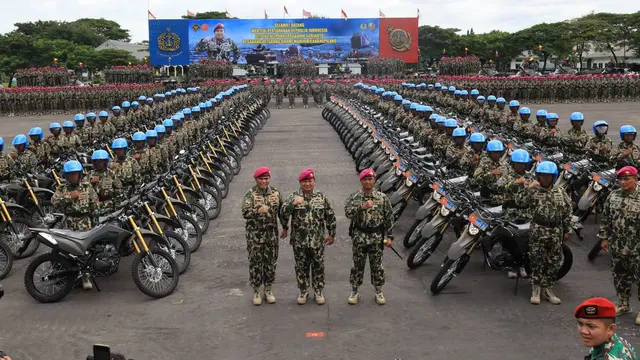 Menhan Prabowo Serahkan Alat Peralatan Pertahanan untuk Korps Marinir