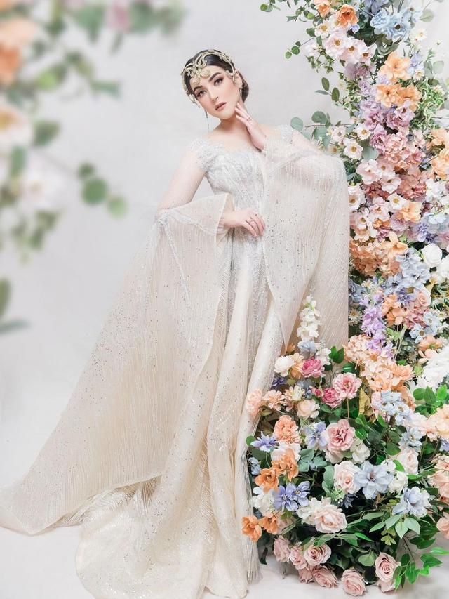 Potret Tasya Farasya Kenakan Busana Pengantin Bernuansa Putih. (Sumber: Instagram/tasyafarasya)
