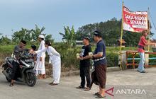 Umat Hindu Bekasi Bagikan Iftar, Perkuat Toleransi Beragama Jelang Nyepi