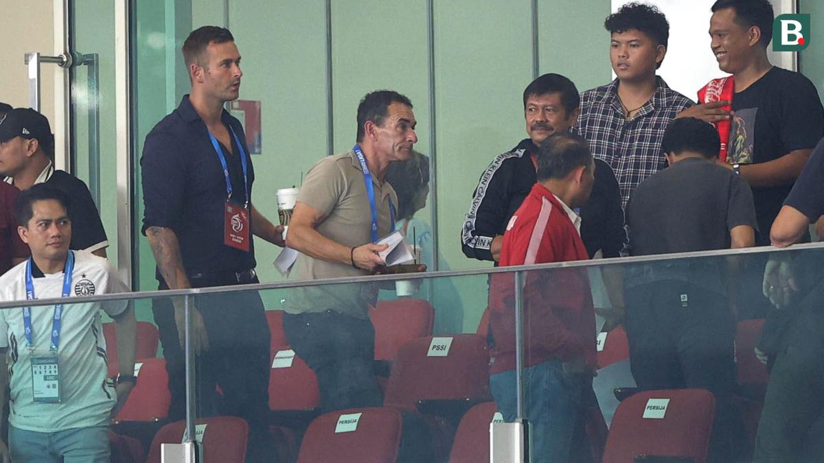 Foto: Ditemani Indra Sjafri, Momen Pelatih Baru Timnas Indonesia U-23 Gerald Vanenburg Pantau Laga Persija Vs Persebaya di BRI Liga 1